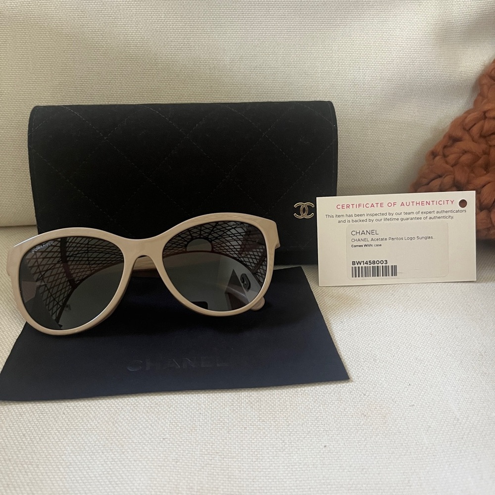 CHANEL Sunglasses w/Case